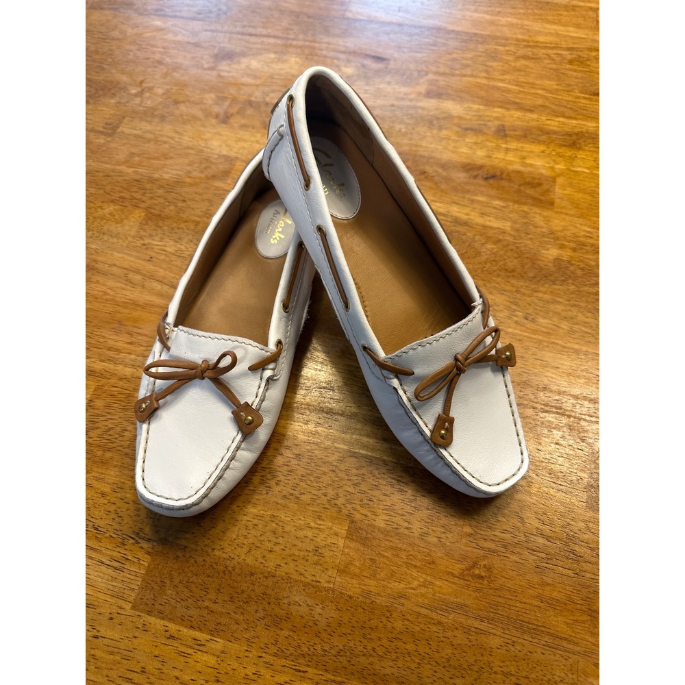 Clarks Artisan White Leather Driving Moccasins Loafers Tan Bow 6.5M 63826